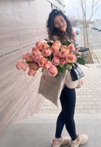 Claudia vecina noastra din ATRIA- micuta florareasa