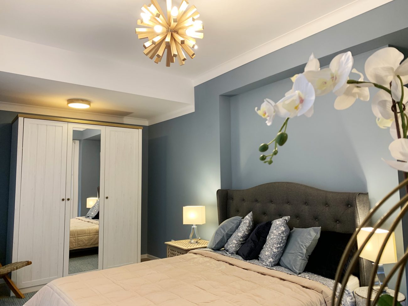 Dormitor elegant amenajarea unui apartament model stil Hamptons